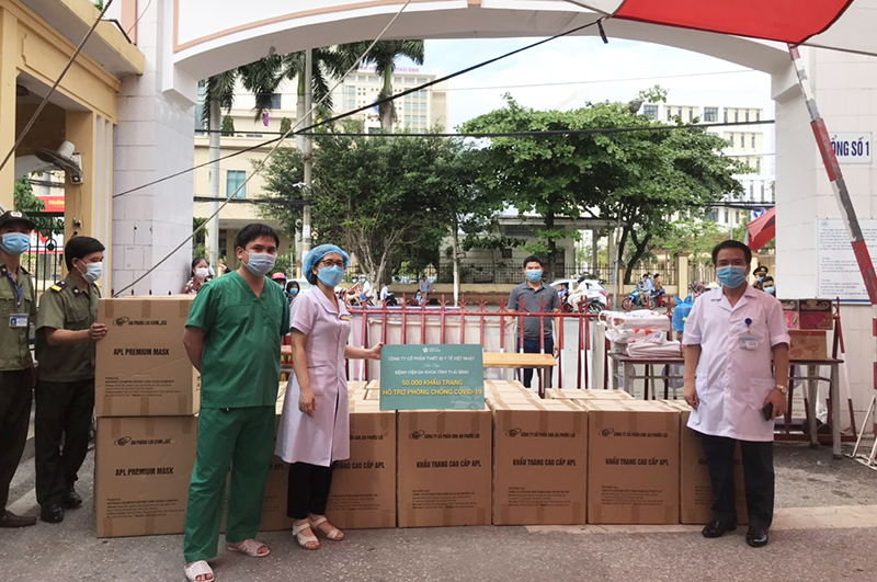 Công ty cổ phần Thiết bị Y tế Việt Nhật (JVC) hỗ trợ xe khám lưu động, trao tặng khẩu trang y tế, máy đo huyết áp cho các đơn vị y tế