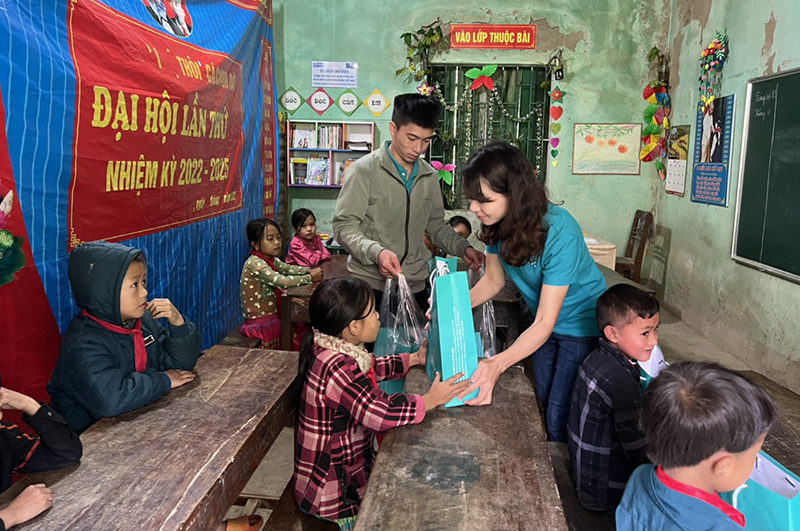 Chương trình từ thiện “Trao gửi yêu thương, tiếp bước em tới trường” của JVC đến với trẻ em nghèo Giàng Chu Phìn, Hà Giang