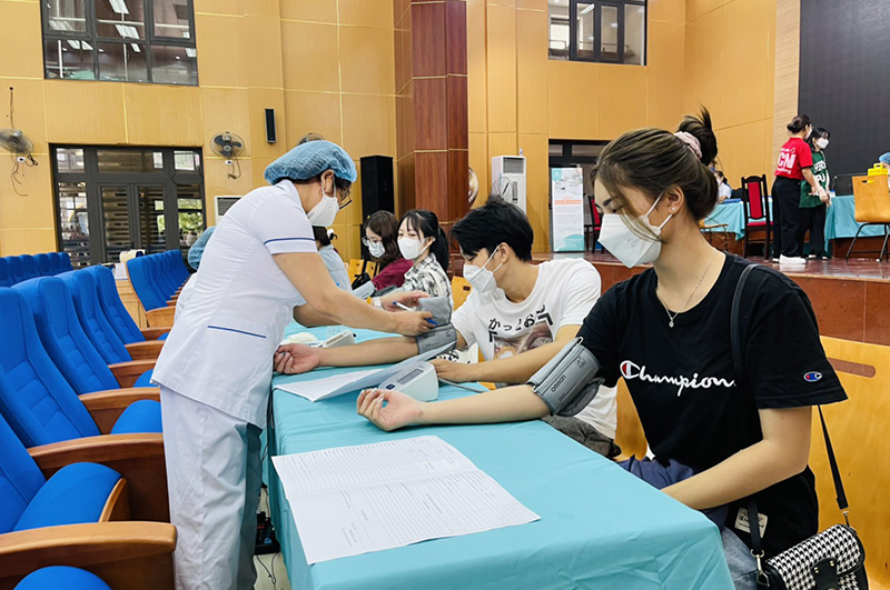 Vietnhat Clinic thực hiện khám sức khoẻ đầu năm học cho sinh viên các trường đại học tại Hà Nội